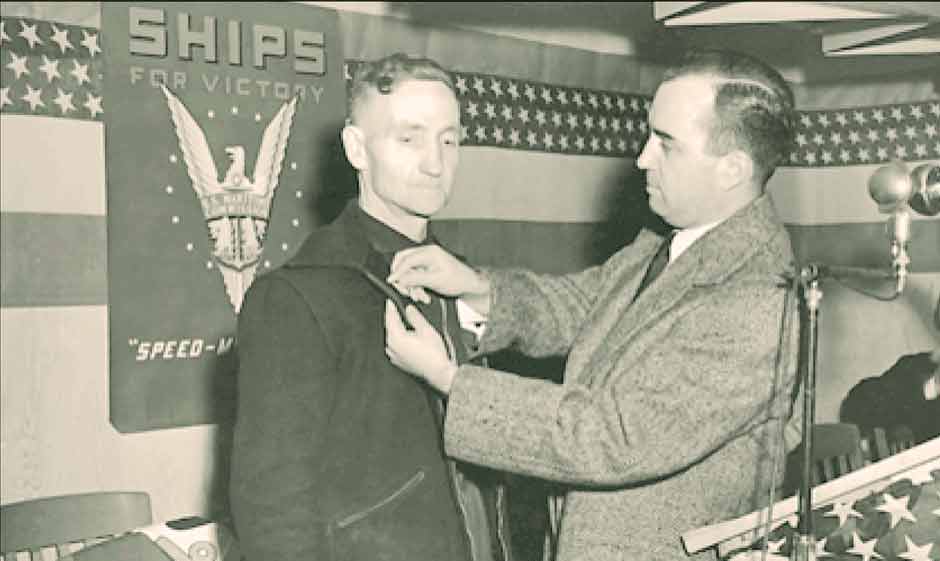 Columbia mold maker Billy Muscamp receives Ships for Victory Award in 1943.